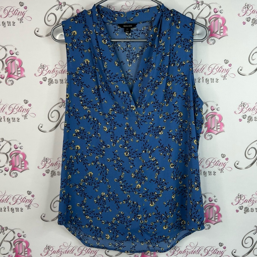 RW&CO. Tank top flowy blouse shirt flowers Blue Floral V-Neck Blouse